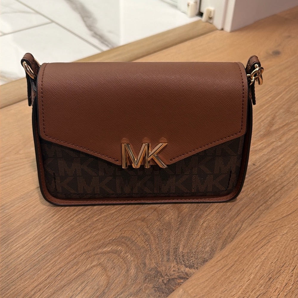 Brand new MK Sylvia purse